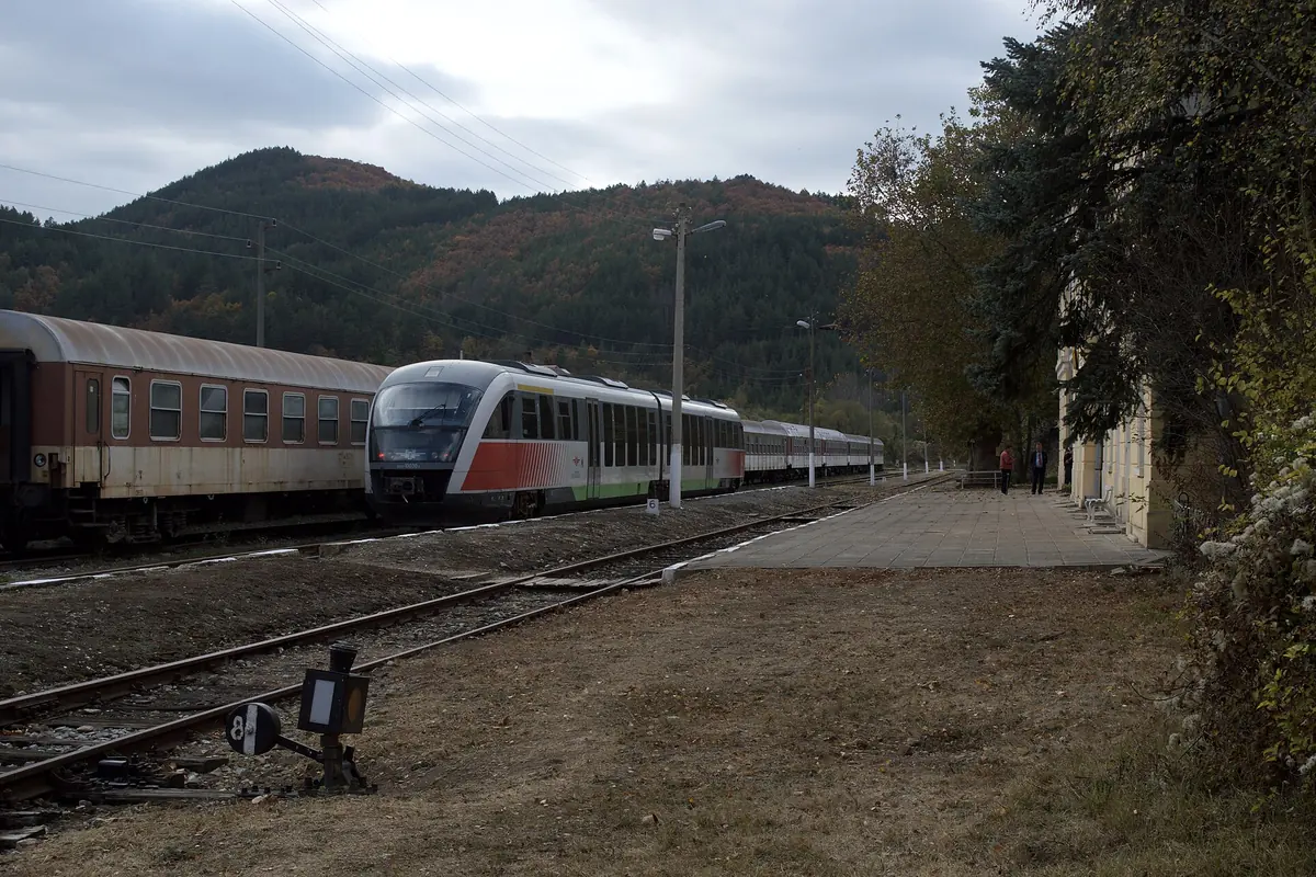 Влакове на гара Гюешево в подножието на планината