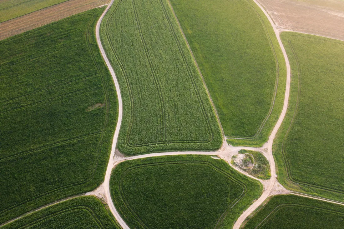 Vedere aeriană a unor terenuri agricole împărțite în parcele
